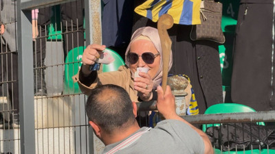 Kadın taraftar davulcuyu paraya boğdu