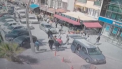 Bursa’da güpegündüz kadını kaçırmak istediler! Kameraya yansıdı