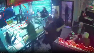 Sahnede korku dolu anlar! Kendini vurdu