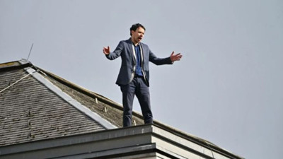 Milletvekili Meclis'in çatısına çıkıp atlamaya kalktı! Slovenya'da büyük kriz