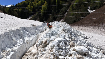 Rize'de karla mücadele sürüyor! Kar kalınlığı 3 metreyi buldu!