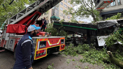 Fırtına Kocaeli’yi vurdu! Çınar kafeye devrildi
