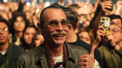 Erdal Beşikçioğlu Duman konserinde şarkılara eşlik etti