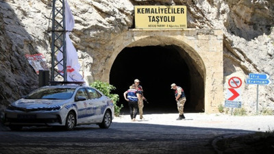 Kemaliye Taş Yolu’nda TIR sıkıştı: Ulaşım felç oldu