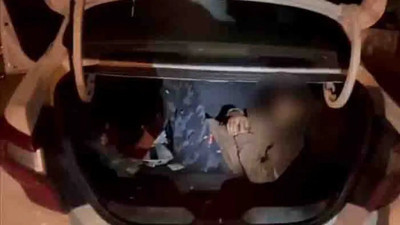 Kaçak göçmenler otomobil bagajından çıktı