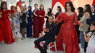 İşitme engelli çiftin kına gecesinde 'sessiz çiftetelli'