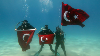 Dalgıçlar 19 Mayıs'ı su altında karşıladı