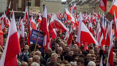 Polonya geleceğini oyluyor: Sandıkta kıyasıya yarış