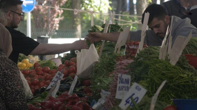 Pazarda alışveriş yapan vatandaş ekonomiyi değerlendirdi: 'Oğlumun verdiği ayakkabıyı giyiyorum, yenisini alamıyorum'