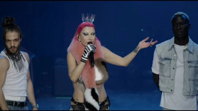 Hande Yener’in konserde söyledikleri gündem oldu! Sosyal medyadan tepki yağdı