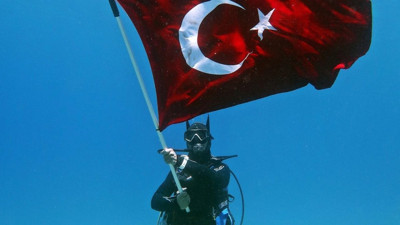 Dalgıçlar 19 Mayıs'ı deniz altında kutladı