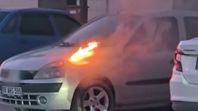 Hastanenin otoparkında bir araç alevlere teslim oldu
