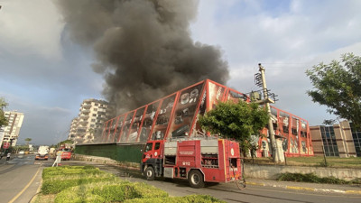 Elektronik fabrikasında büyük yangın! Alevler metrelerce yükseldi