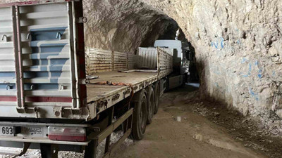 Kemaliye’de Tır Tünelde sıkıştı, yol trafiğe kapatıldı