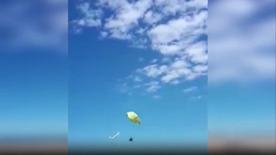 Giresun’da gösteri uçuşunda şok kaza! Paramotor denize çakıldı
