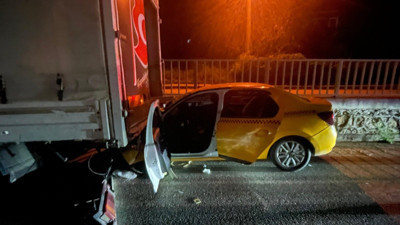 Taksi, kamyonete ok gibi saplandı: 1 ölü, 1 yaralı