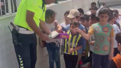 Polis ekiplerinden çocuklara güzel hareket