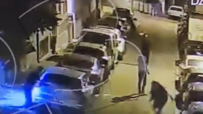 Yan bakma kavgasında kaldırım taşıyla başına vuranlara silahla ateş açtı