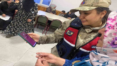 Jandarma köyleri dolaşarak kadınları KADES hakkında bilgilendirdi