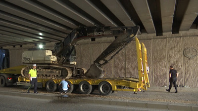 Elazığ’da alt geçit operasyonu! Lastikler indirildi