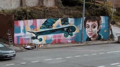 Azerbaycanlı ressam, öldürülen Minguzzi'nin portresini ve kaykayını duvara resmetti