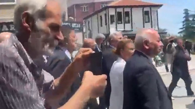 Vatandaş ünlü siyasetçiyi kurtarıcı ilan etti! Yolda yürürken gördü... 'Kaos' dedi, duasını etti...