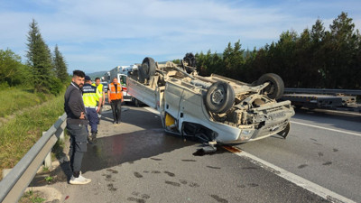 Otoyolda kamyonet takla attı: 3 yaralı