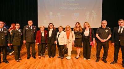 Tiyatro oyununda aile içi şiddete dikkati çektiler