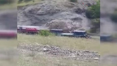 Bakır cevheri taşıyan yük treni devrildi