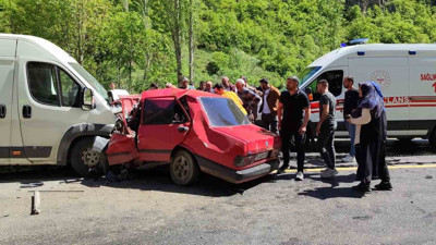 Erzurum’da ölümcül çarpışma! Otomobil demir yığınına döndü