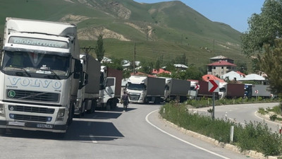 Türkiye-İran sınırında büyük yoğunluk! 2 kilometrelik tır kuyruğu oluştu