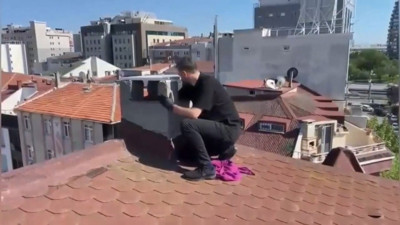 Binanın çatısını polisler bastı! Bacaya bakan gözlerine inanamadı