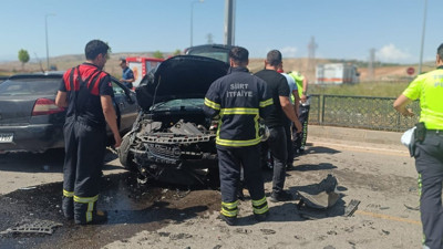 İki otomobil kafa kafaya çarpıştı: 1'i ağır yaralılar var