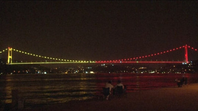 Fatih Sultan Mehmet Köprüsü "sarı-kırmızı"ya büründü