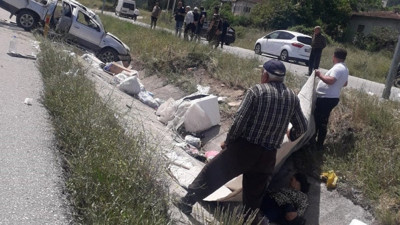 Trafik kazası sonrası yaralıyı üzerine battaniye tutarak güneşten korudular