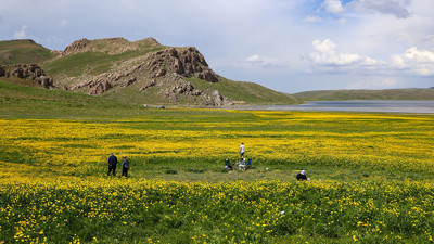Nefes kesen manzarası ile Keşiş Gölü, ziyaretçilerini ağırlıyor