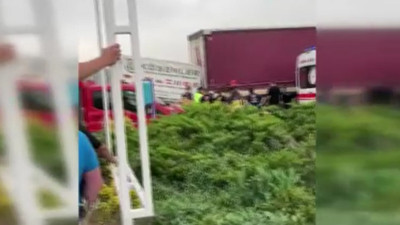 Kamyonet TIR'a tosladı! Sürücü araç içerisinde sıkıştı