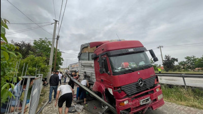Yağmur kazayı beraberinde getirdi: Tır yan yola devrildi