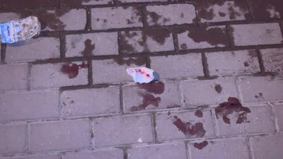 Metro istasyonunda dehşet saçtı! Bekleyen 3 arkadaşı bıçakladı