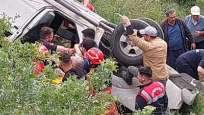 Kamyonet şarampole uçtu: Yaralılar var