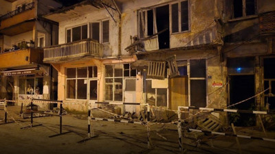 Balkon aracın üzerine düştü! Kaza geliyorum demedi...