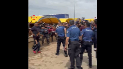 Kurban pazarında polise taşlı sopalı saldırı