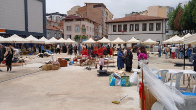 Bilecik’te sergiyi fırtına vurdu: Çadırlar havada uçtu!