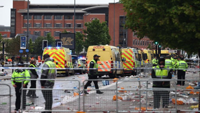 Şampiyonluk kutlamalarında araç kalabalığa daldı!