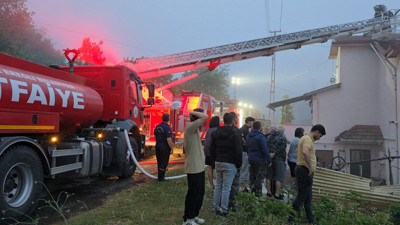 Apartmanın çatısında çıkan yangın paniğe neden oldu