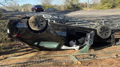 Tesla'nın otomatik pilotu ağaca tosladı: Araç sahibi ölümden döndü