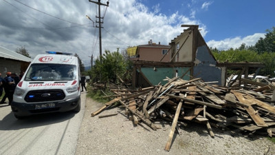 Ahşap ev yıkımı sırasında çöktü! 1 işçi toprak altında...