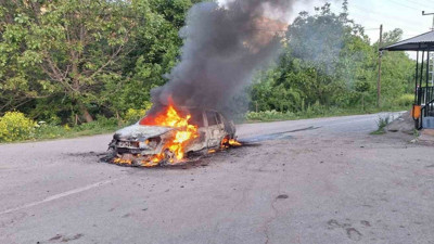 Seyir halindeki otomobil küle döndü!