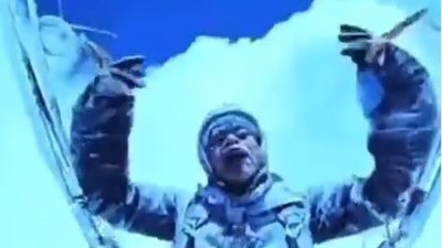 Paraşütçü gökyüzünde buz tuttu. Uçakların seyrettiği yüksekliğe çıktı