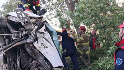İtfaiyeden nefes operasyon! Kamyonet ters döndü
